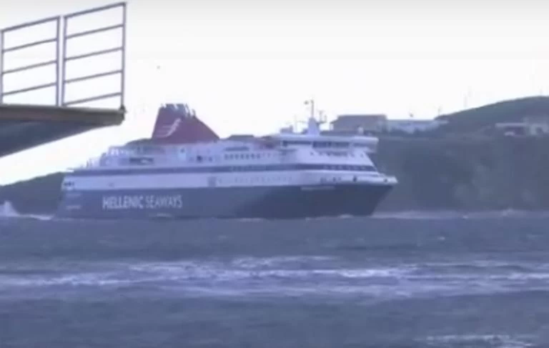 Σύρος: Ο καπετάνιος μπαίνει στο λιμάνι και εκτυλίσσονται σπάνιες εικόνες (βίντεο)